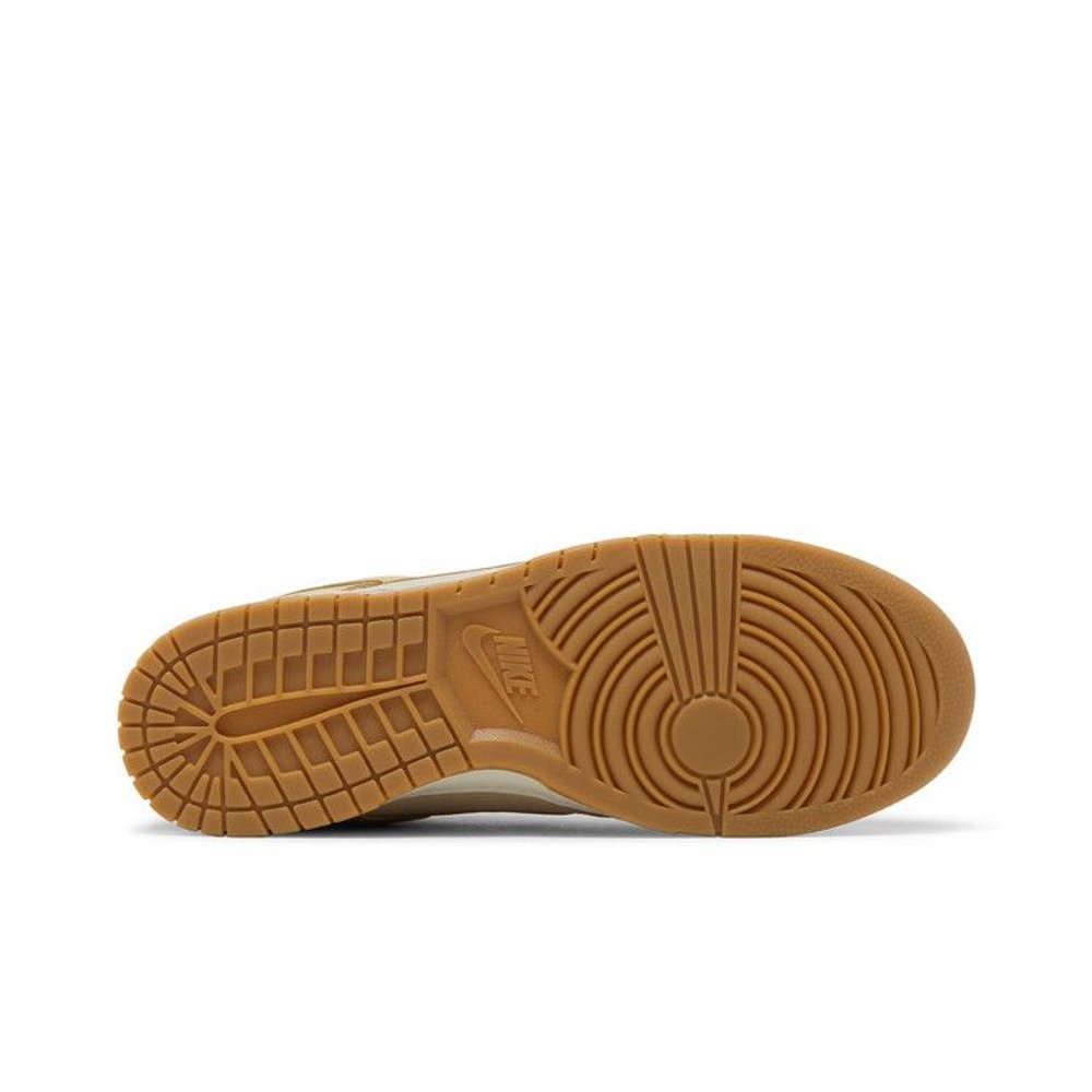 Nike Dunk Low Khaki Suede Gum – zadní pohled | Purekickz