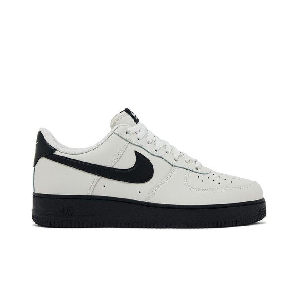 Nike Air Force 1 '07 Light Bone Black – boční pohled | Purekickz