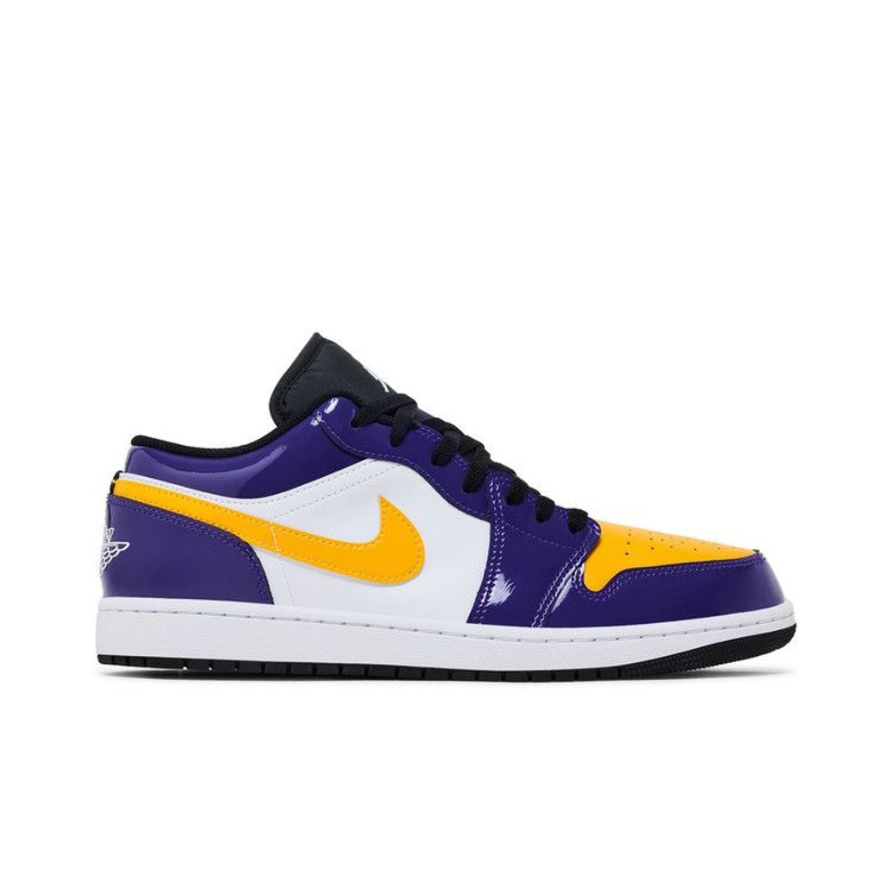 Jordan 1 Low SE Lakers – boční pohled | Purekickz
