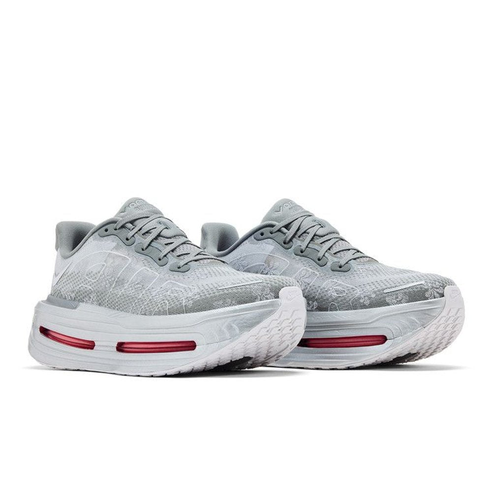 Nike Vomero Premium QS Fleur De-Lis Geyser Grey (W) – lifestyle foto | Purekickz