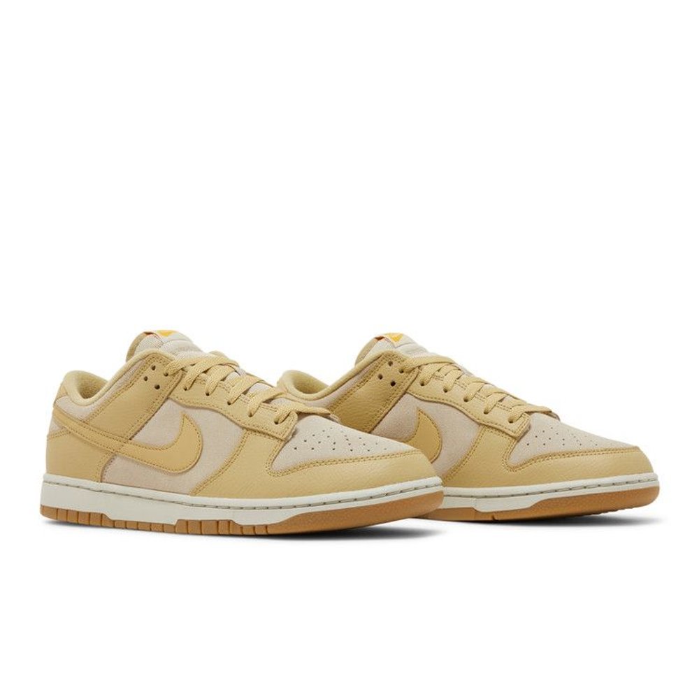 Nike Dunk Low Khaki Suede Gum – lifestyle foto | Purekickz