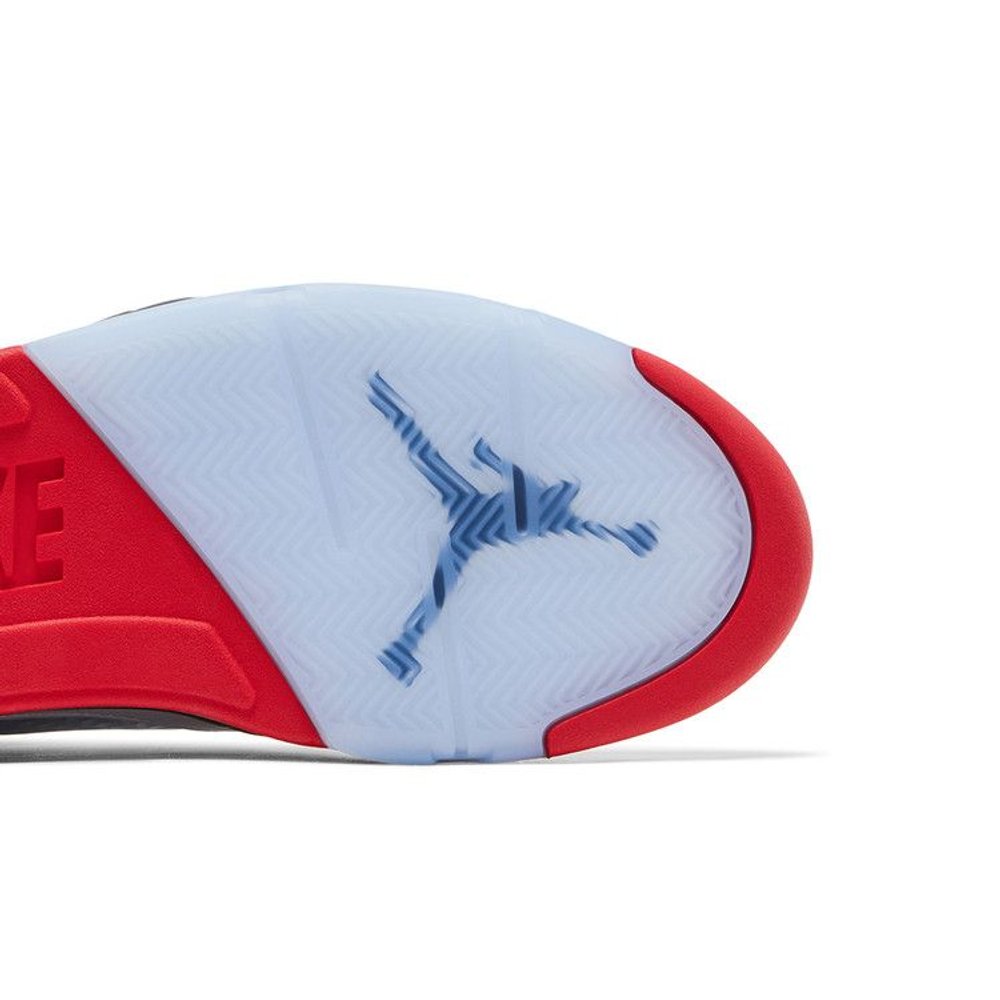 Jordan 5 Retro Fire Red Black Tongue (2025) – pohled shora | Purekickz