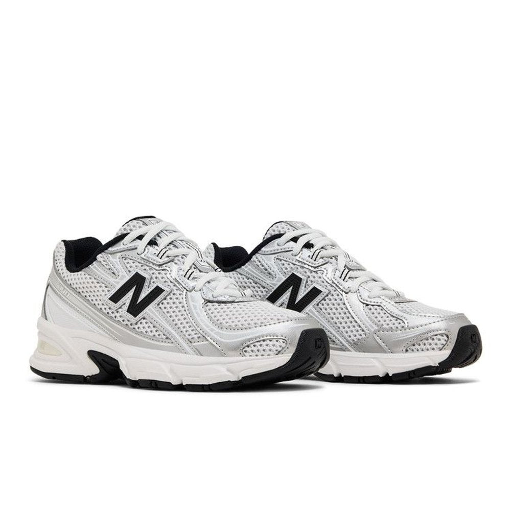 New Balance 740 Grey Black (GS) – lifestyle foto | Purekickz