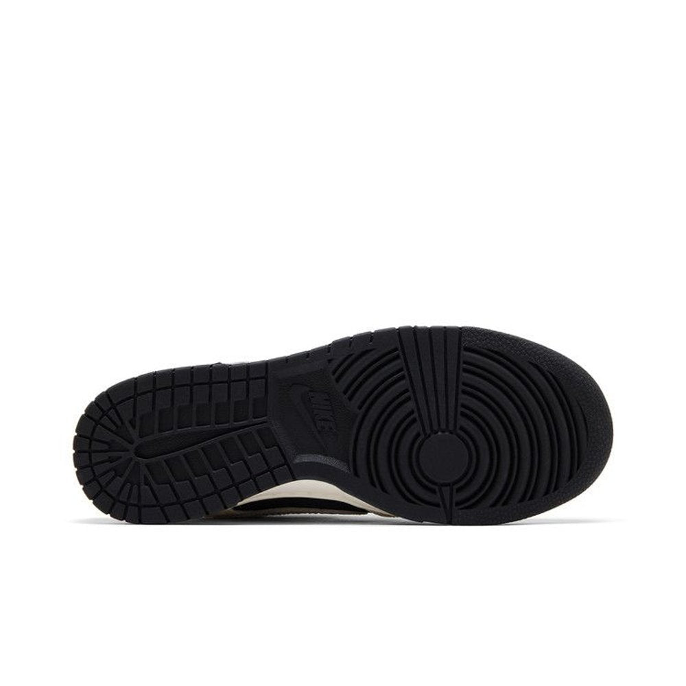 Nike Dunk Low Embossed Black Sail (W) – zadní pohled | Purekickz