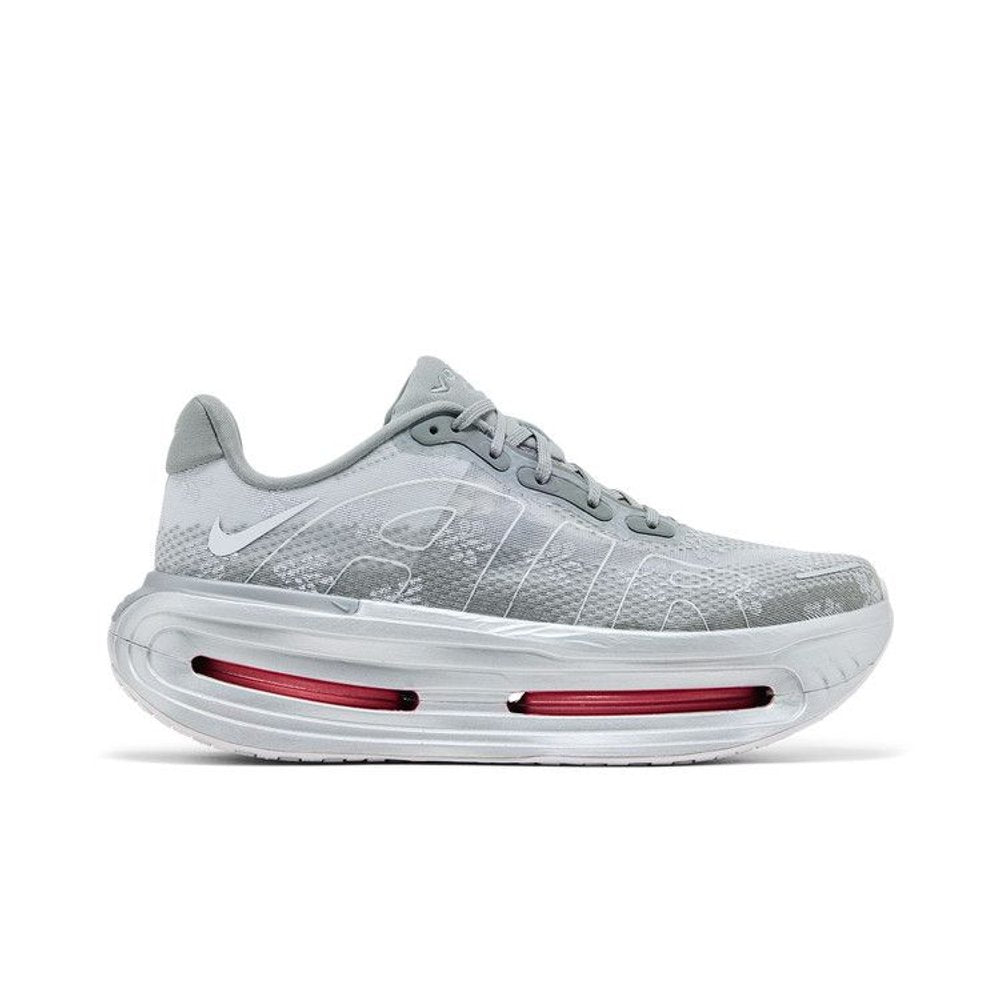 Nike Vomero Premium QS Fleur De-Lis Geyser Grey (W) – boční pohled | Purekickz