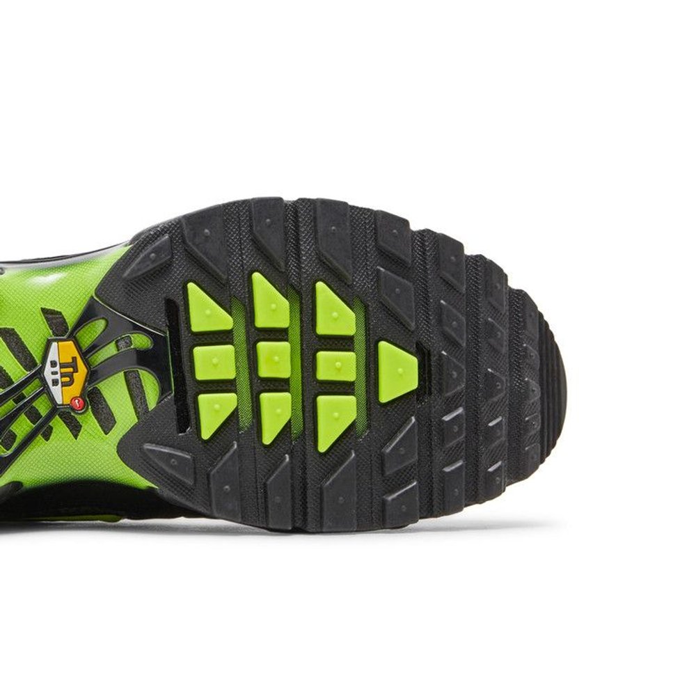 Nike Air Max Plus Sustainable Black Volt – pohled shora | Purekickz