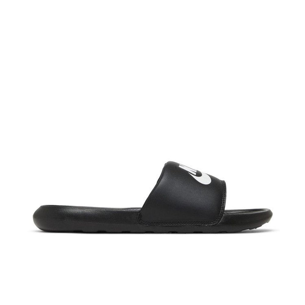 Nike Victori One Slide Triple Black – boční pohled | Purekickz