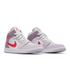 Jordan 1 Mid Valentine's Day (2022) (W) – lifestyle foto | Purekickz