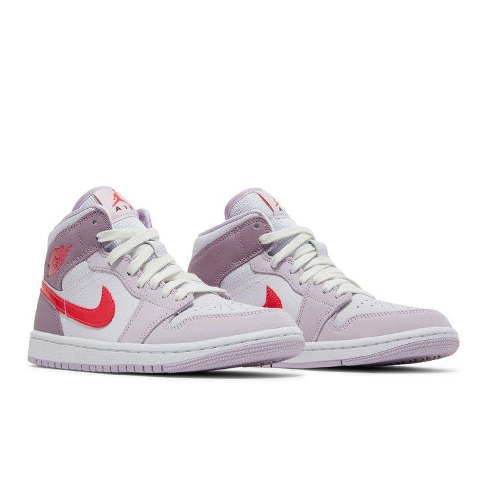 Jordan 1 Mid Valentine's Day (2022) (W) – lifestyle foto | Purekickz
