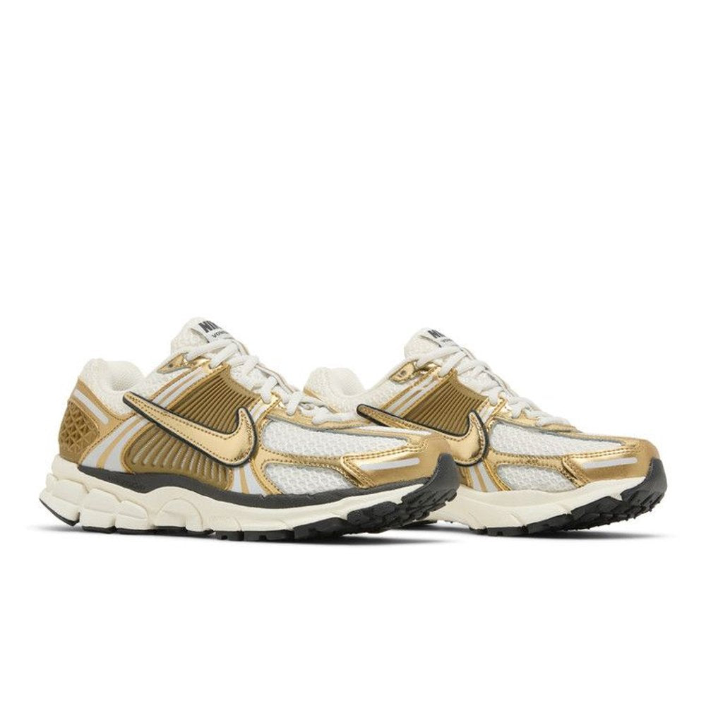 Nike Zoom Vomero 5 Metallic Gold (W) – lifestyle foto | Purekickz
