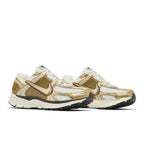 Nike Zoom Vomero 5 Metallic Gold (W) – lifestyle foto | Purekickz