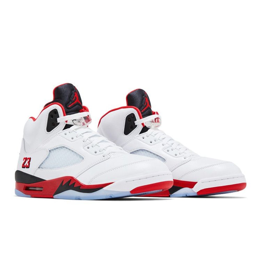 Jordan 5 Retro Fire Red Black Tongue (2025) – lifestyle foto | Purekickz