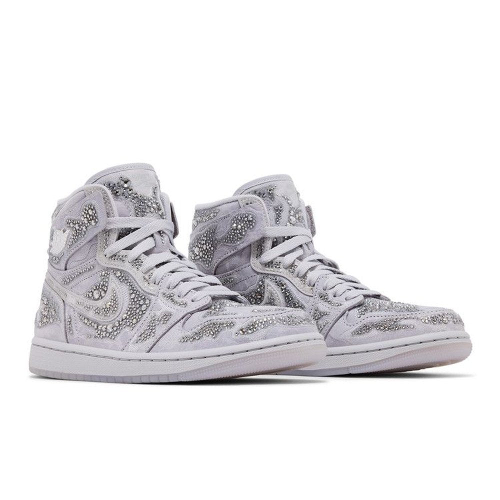 Jordan 1 Retro High OG Swarovski Vast Grey (W) – lifestyle foto | Purekickz