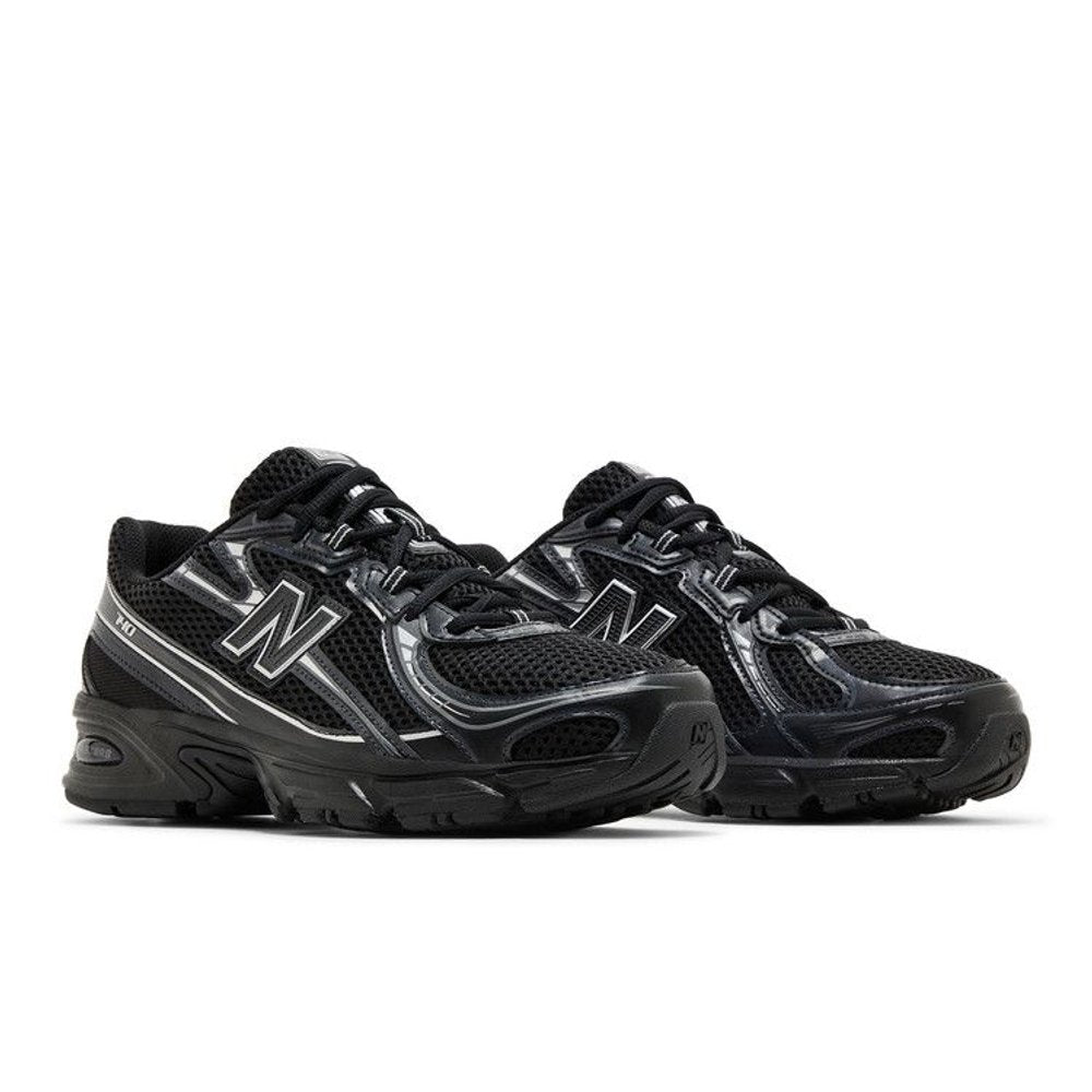 New Balance 740v2 Black Grey Silver – lifestyle foto | Purekickz