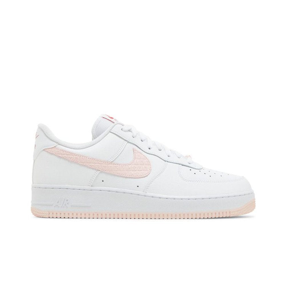 Nike Air Force 1 Low '07 VT Valentine's Day (2022) – boční pohled | Purekickz