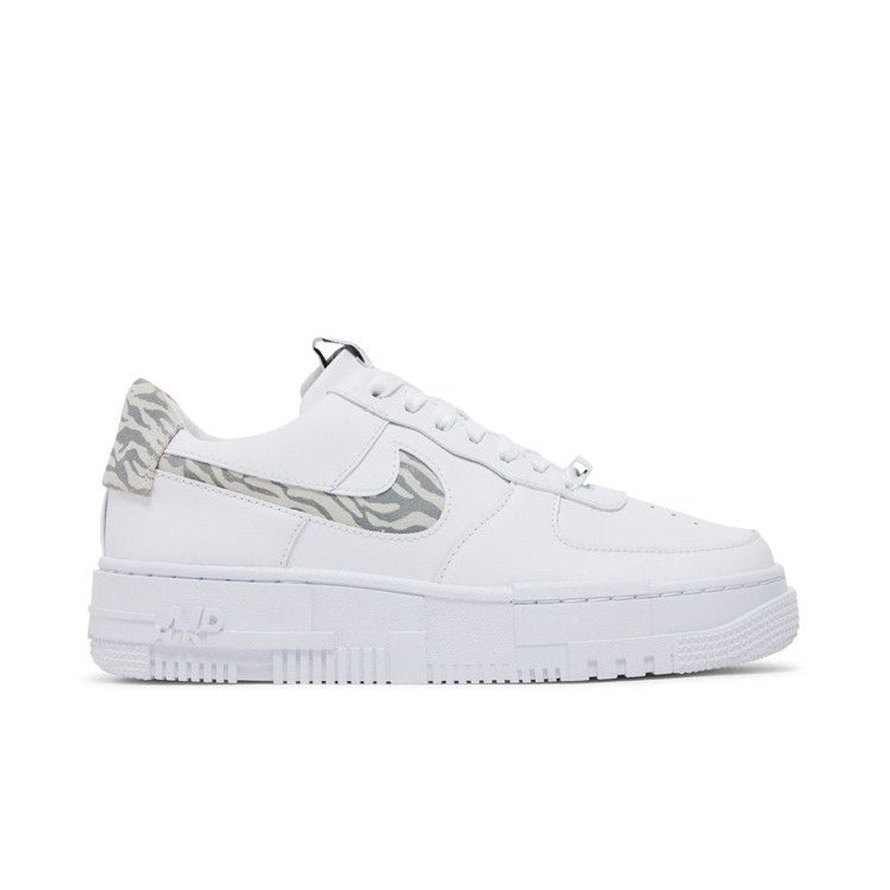 Nike Air Force 1 Low Pixel SE White Zebra (W) – boční pohled | Purekickz