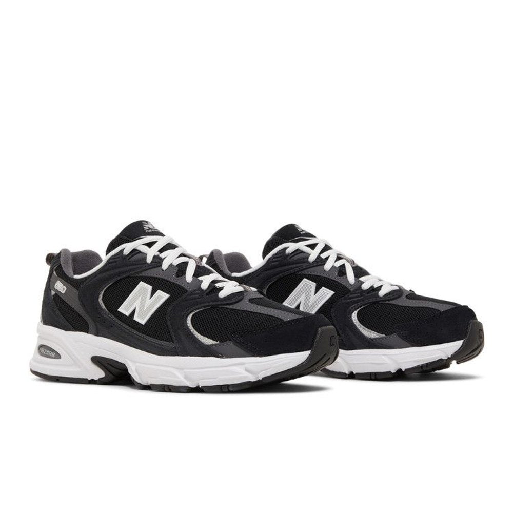 New Balance 530 Classic Black Grey – lifestyle foto | Purekickz