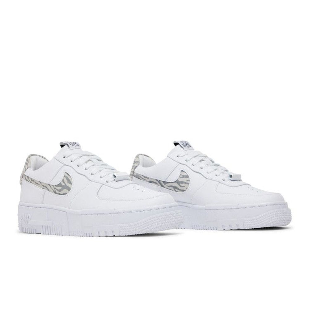 Nike Air Force 1 Low Pixel SE White Zebra (W) – lifestyle foto | Purekickz