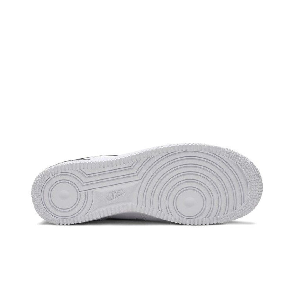 Nike Air Force 1 Low White Black (2020) – zadní pohled | Purekickz
