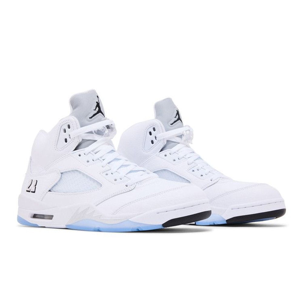 Jordan 5 Retro White Metallic (2026) – lifestyle foto | Purekickz