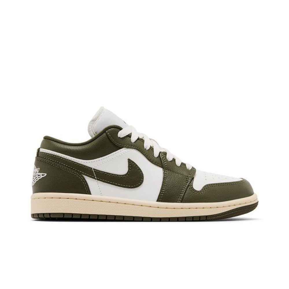 Jordan 1 Low Medium Olive (W) – boční pohled | Purekickz