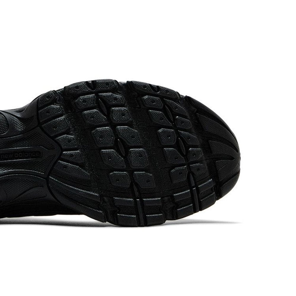 New Balance 740 Triple Black – pohled shora | Purekickz