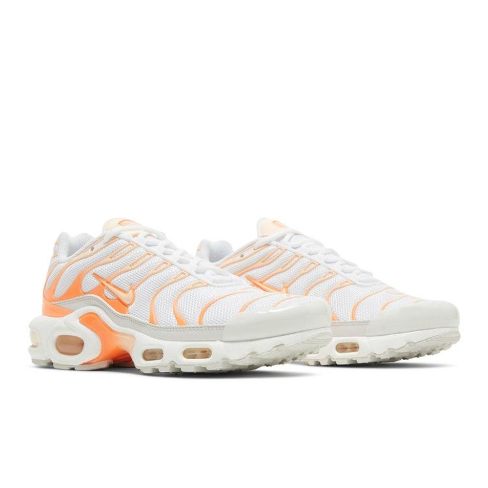 Nike Air Max Plus White Atomic Orange (W) – lifestyle foto | Purekickz