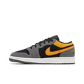 Jordan 1 Low SE Light Graphite Vivid Orange (GS) – hlavní pohled | Purekickz