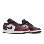 Jordan 1 Low SE Dark Beetroot Roma Green (GS) – lifestyle foto | Purekickz