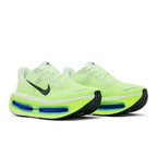 Nike Vomero Premium Volt Tint Sapphire – lifestyle foto | Purekickz