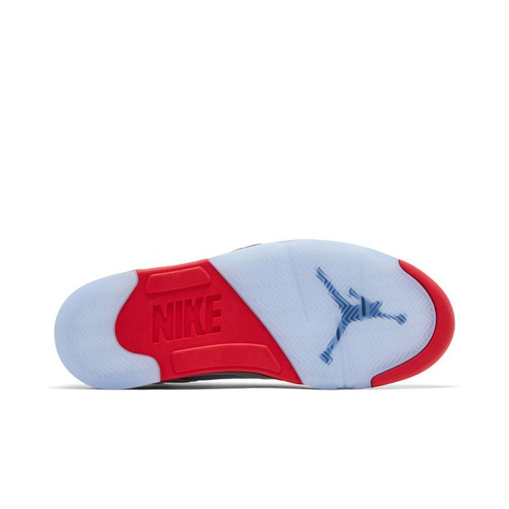 Jordan 5 Retro Fire Red Black Tongue (2025) – zadní pohled | Purekickz