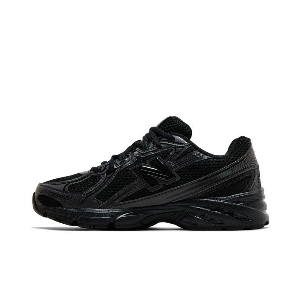 New Balance 740 Triple Black – hlavní pohled | Purekickz