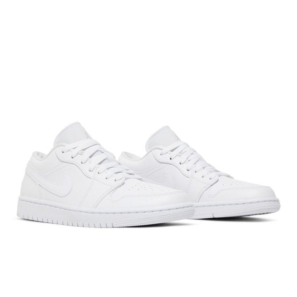 Jordan 1 Low Triple White (2022) (W) – lifestyle foto | Purekickz