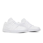 Jordan 1 Low Triple White (2022) (W) – lifestyle foto | Purekickz