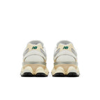 New Balance 9060 Sea Salt Yellow – podrážka | Purekickz