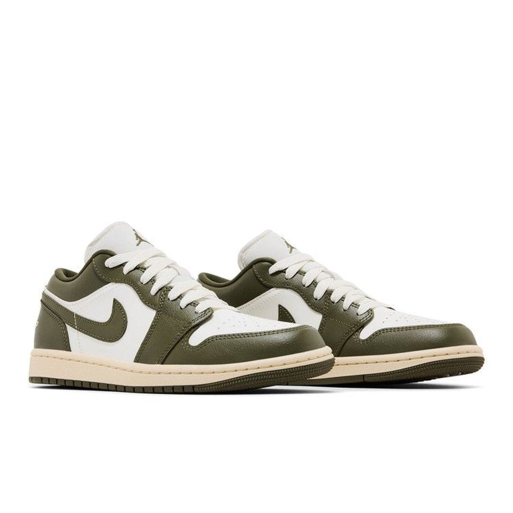 Jordan 1 Low Medium Olive (W) – lifestyle foto | Purekickz