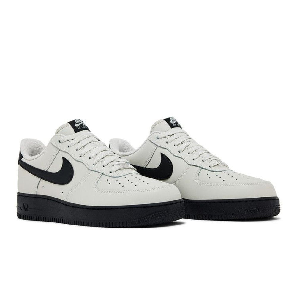 Nike Air Force 1 '07 Light Bone Black – lifestyle foto | Purekickz