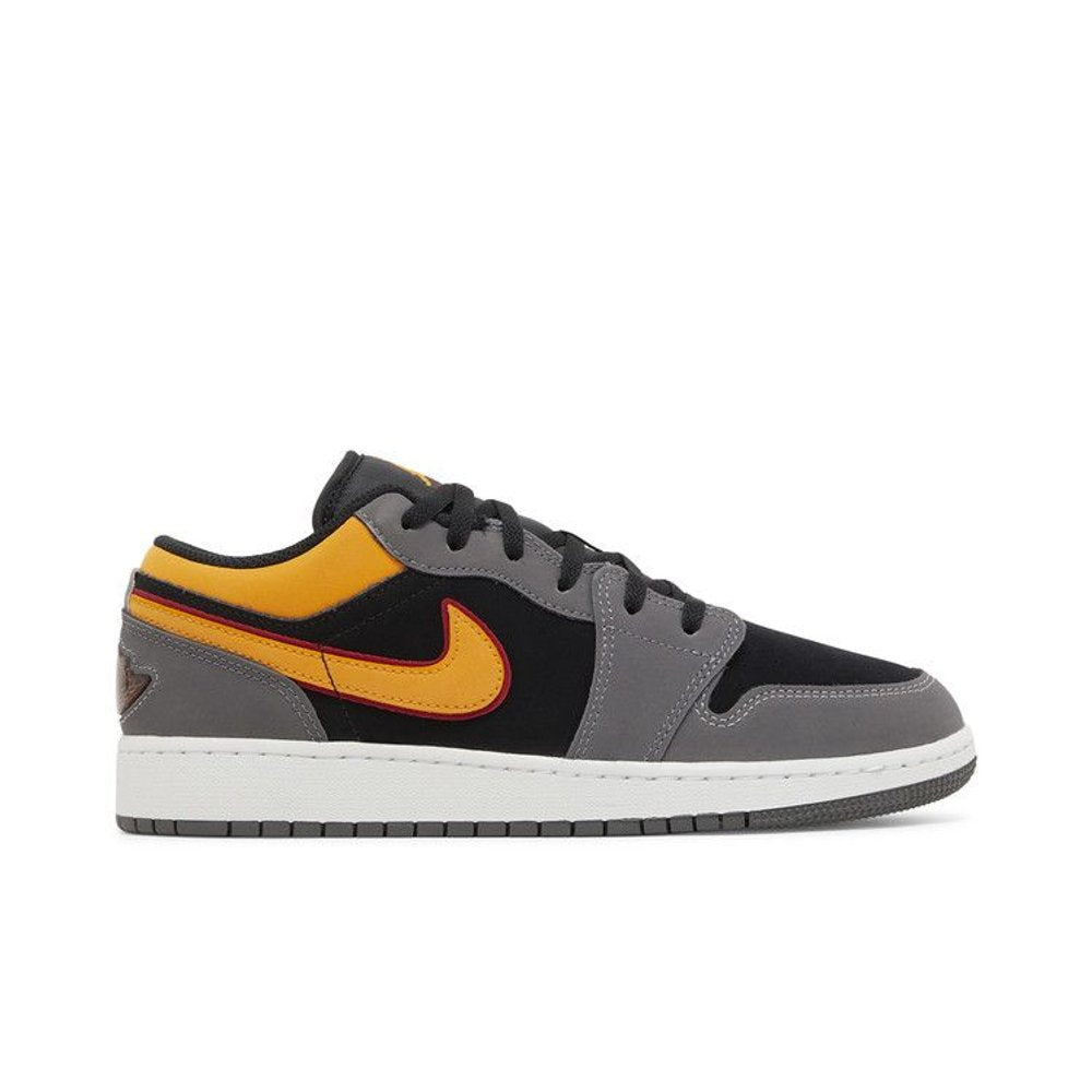 Jordan 1 Low SE Light Graphite Vivid Orange (GS) – boční pohled | Purekickz