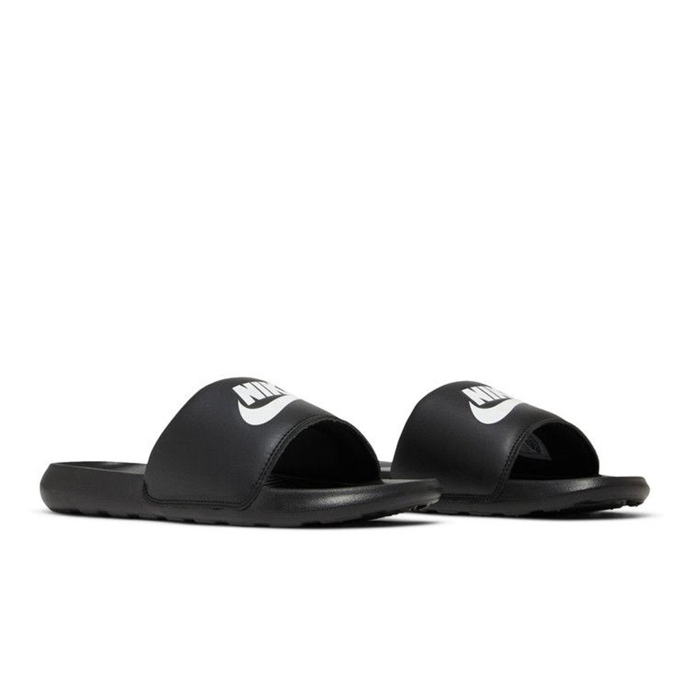 Nike Victori One Slide Triple Black – lifestyle foto | Purekickz