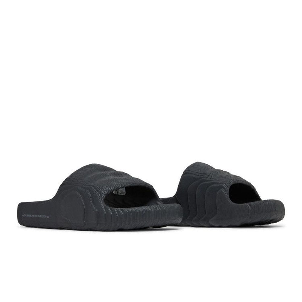 adidas Adilette 22 Slides Carbon – lifestyle foto | Purekickz