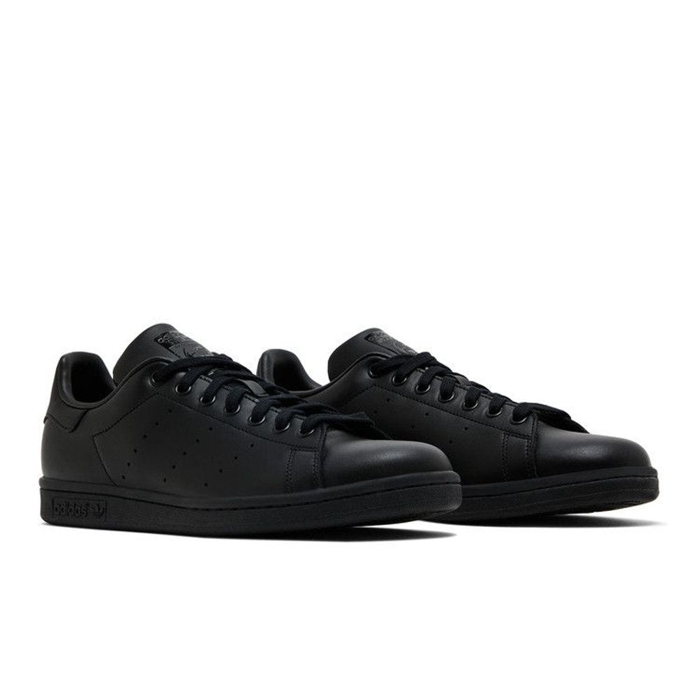 adidas Stan Smith Triple Black – lifestyle foto | Purekickz