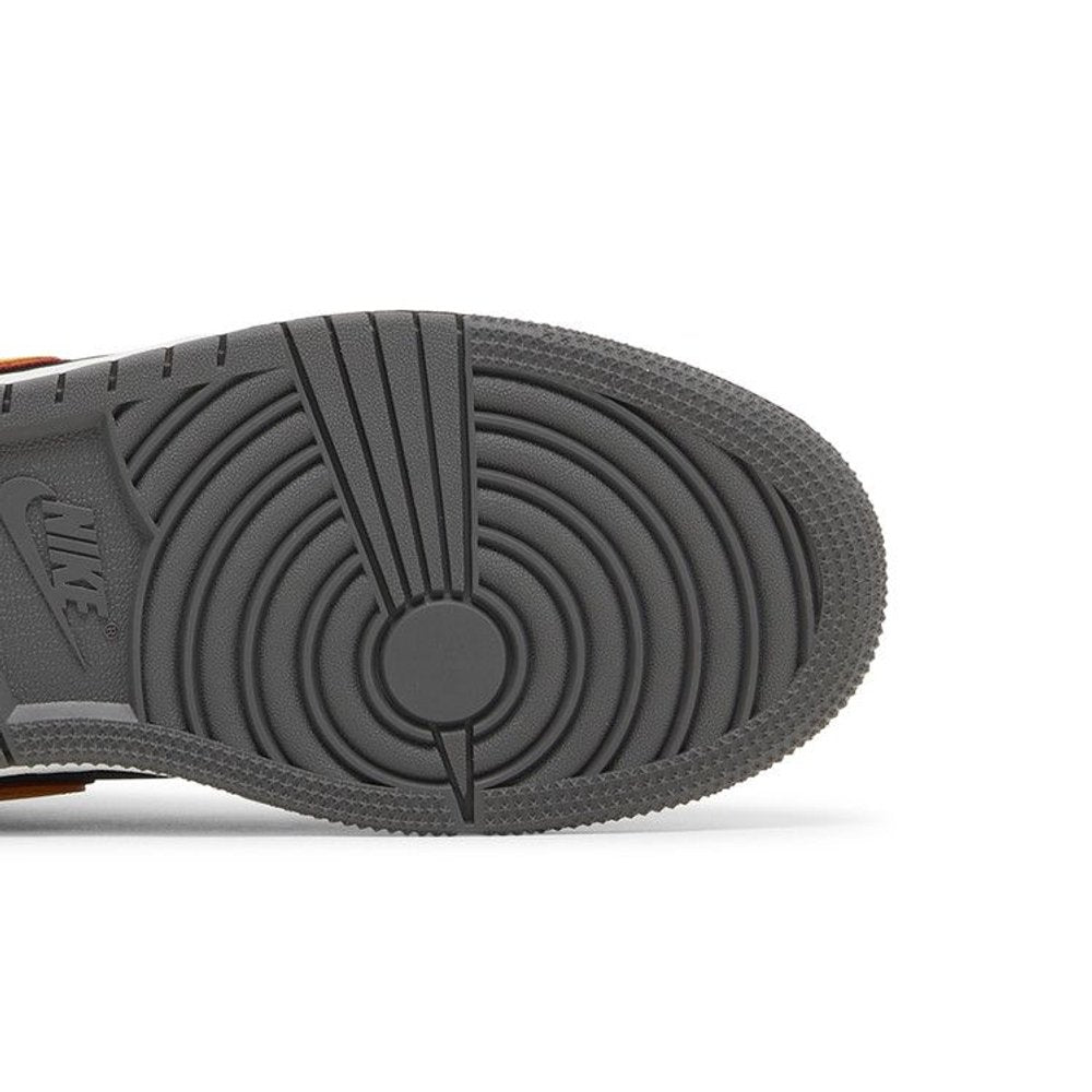 Jordan 1 Low SE Light Graphite Vivid Orange (GS) – pohled shora | Purekickz