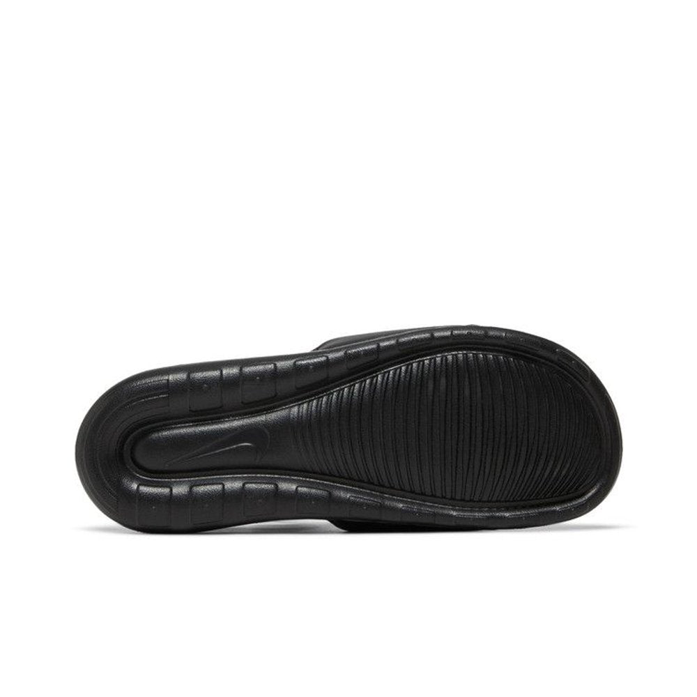 Nike Victori One Slide Triple Black – zadní pohled | Purekickz