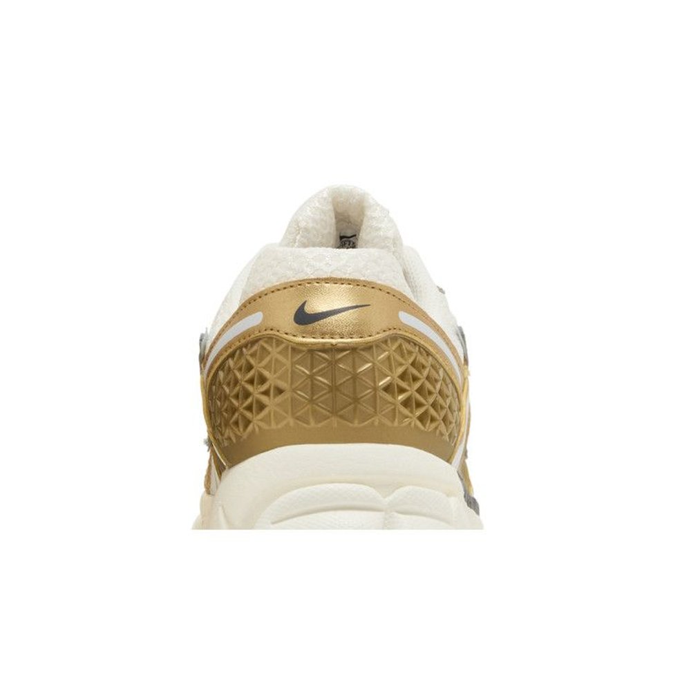 Nike Zoom Vomero 5 Metallic Gold (W) – detail materiálu | Purekickz