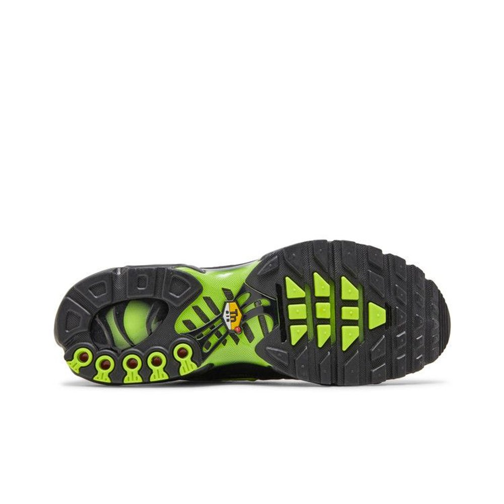 Nike Air Max Plus Sustainable Black Volt – zadní pohled | Purekickz