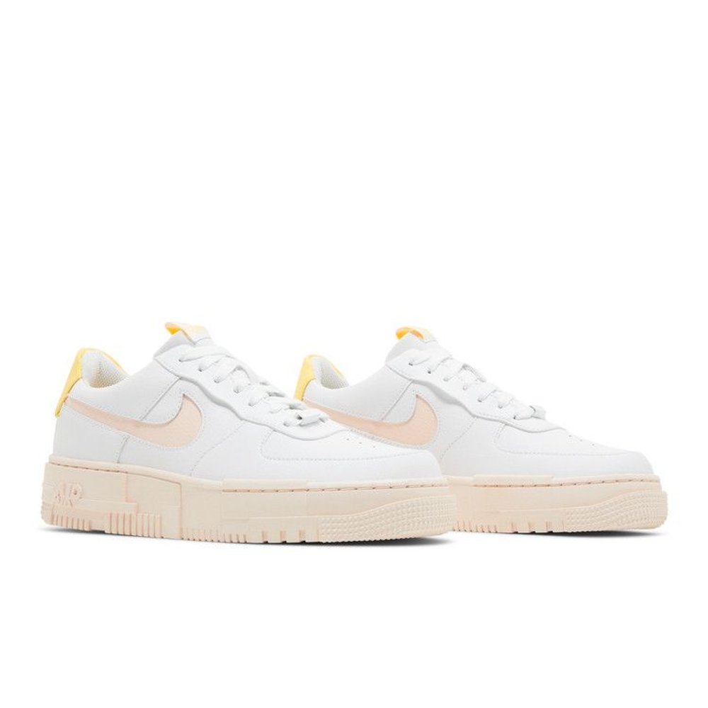 Nike Air Force 1 Pixel Arctic Orange (W) – lifestyle foto | Purekickz