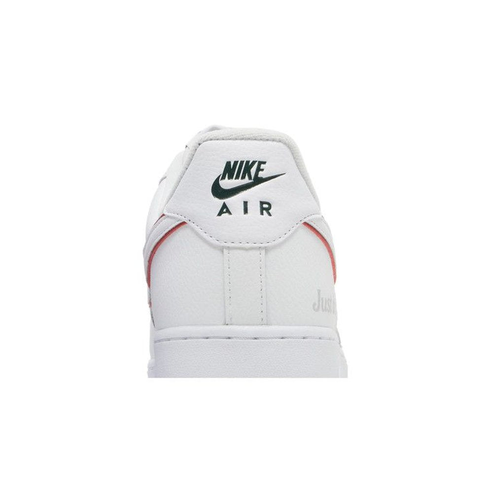 Nike Air Force 1 Low Just Do It White Noble Green Metallic Silver University Red – detail materiálu | Purekickz