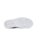 Jordan 1 Low Triple White (2022) (W) – zadní pohled | Purekickz