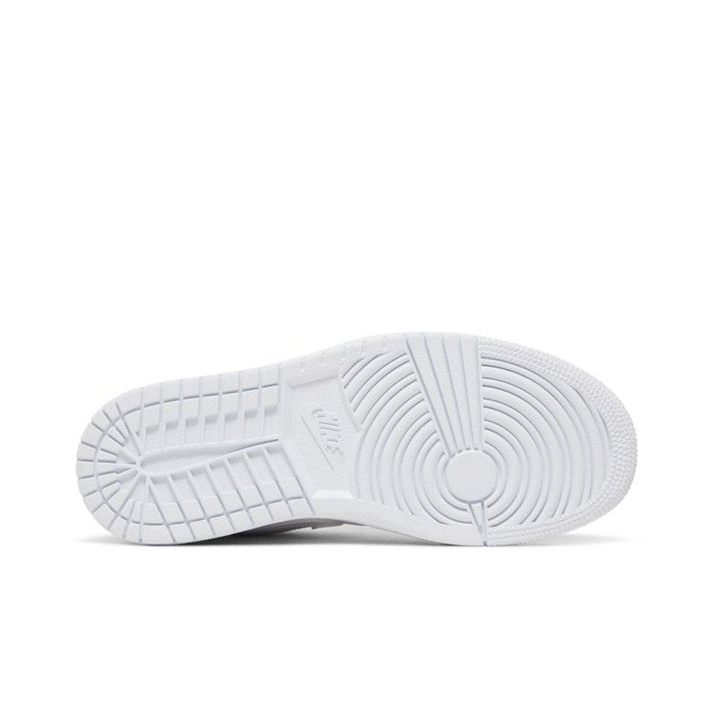 Jordan 1 Low Triple White (2022) (W) – zadní pohled | Purekickz