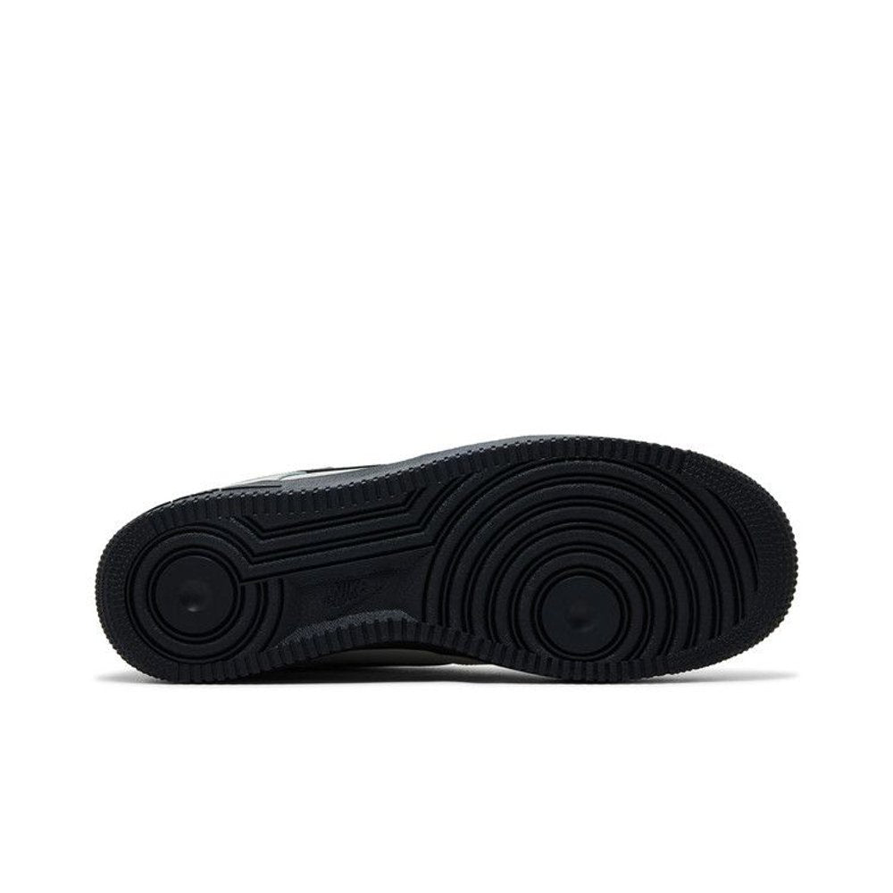 Nike Air Force 1 '07 Light Bone Black – zadní pohled | Purekickz